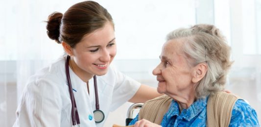 Cách chăm sóc và quản lý sức khỏe người cao tuổi và người trưởng thành