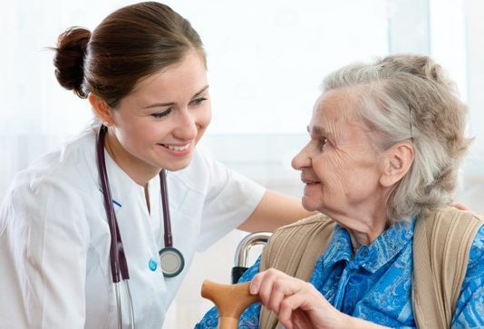 Cách chăm sóc và quản lý sức khỏe người cao tuổi và người trưởng thành